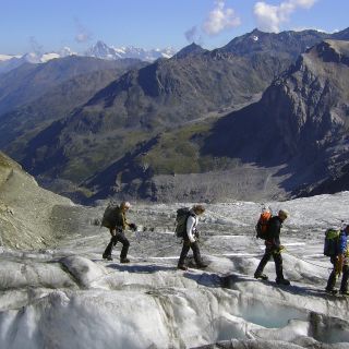 Angeseiltes Überqueren eines Gletschers in der Schweiz