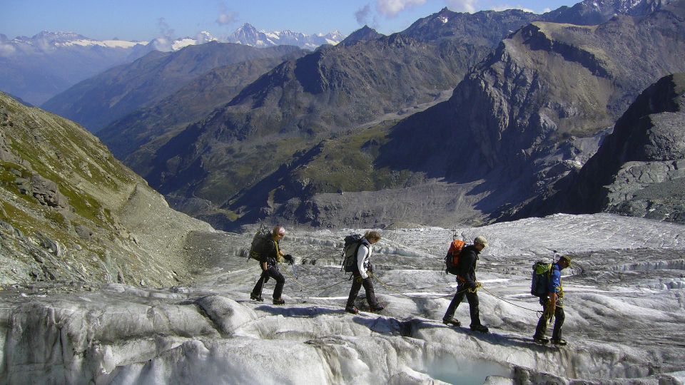 Angeseiltes Überqueren eines Gletschers in der Schweiz