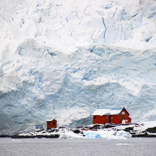 Argentinische Forschungsstation vor einem riesigen Gletscher