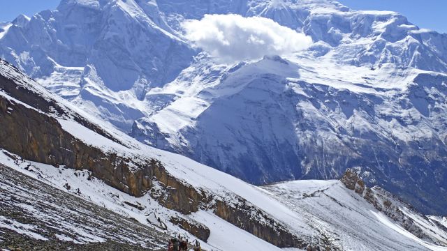 Abstieg vom Kang-La-Pass mit Blick auf das gewaltige Annapurna-Massiv