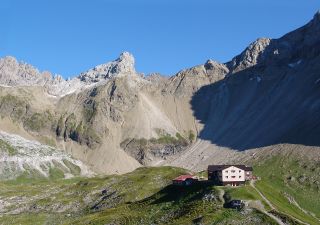 Auf der klassischen Alpenüberquerung wird in Berghütten übernachtet.