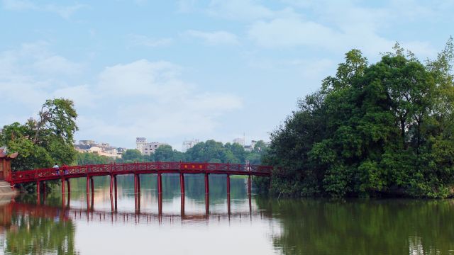 The-Huc-Brücke im Morgenlicht am Hoan-Kiem-See in Hanoi