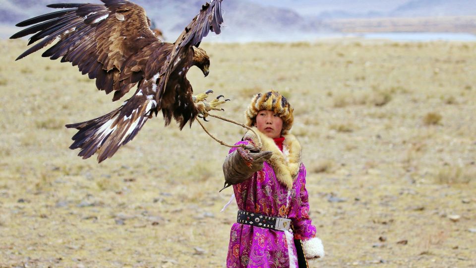 Mädchen mit ihrem Adler beim Festival