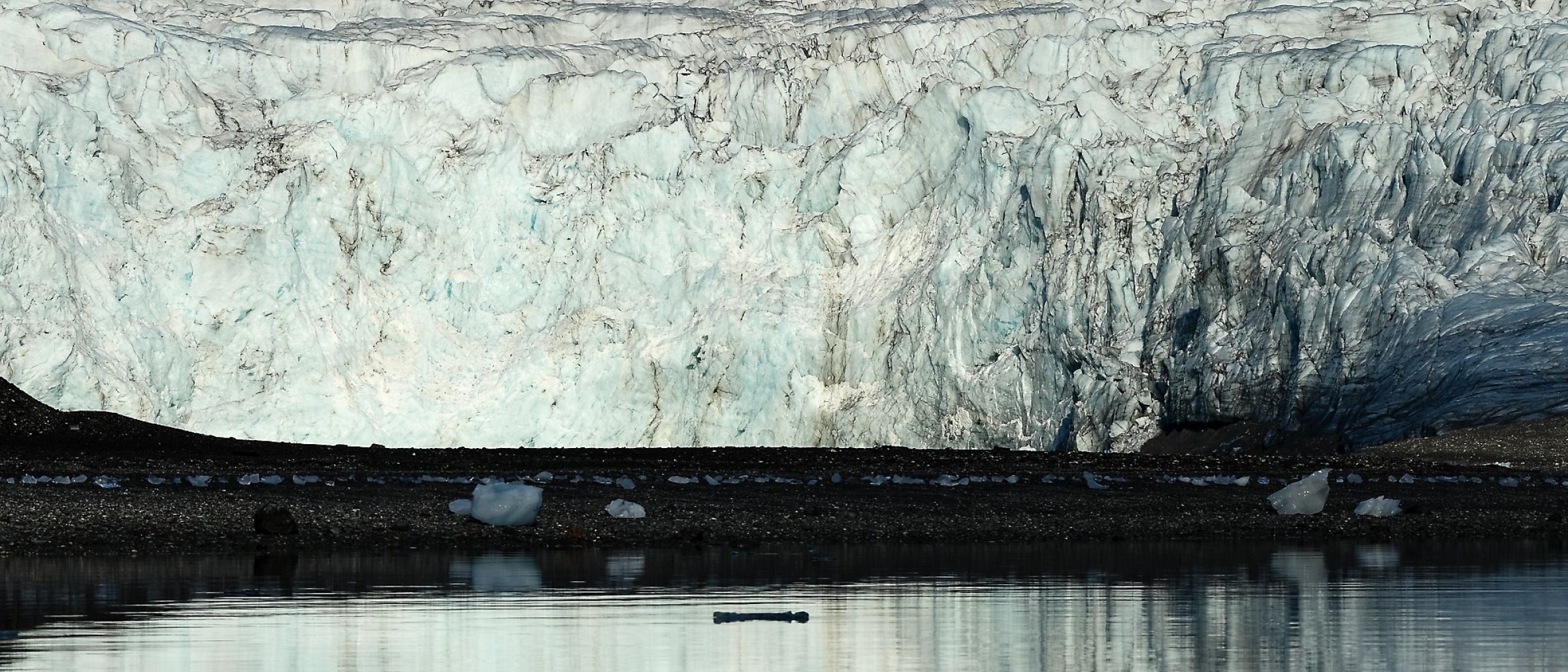 Großes Eis: Gletscherkante in einem Fjord Spitbergens