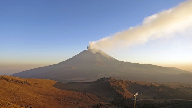 Der aktive Vulkan Popocatepetl mit Aschewolke im Abendlicht