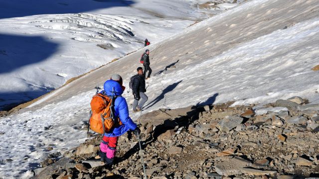 Steil und teils an Fixseilen erfolgt der Abstieg vom Gondogoro La am Vortag.