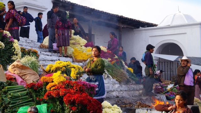 Blumenstände vor der Kirche in Chichicastenango