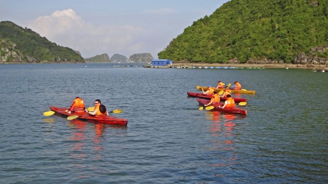 Kayakfahren in der Halong-Bucht
