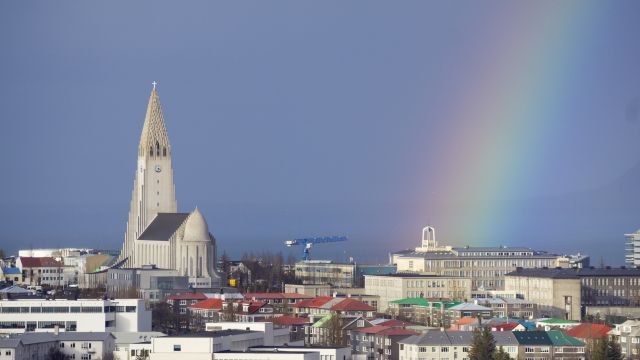 Reykjavík mit Regenbogen