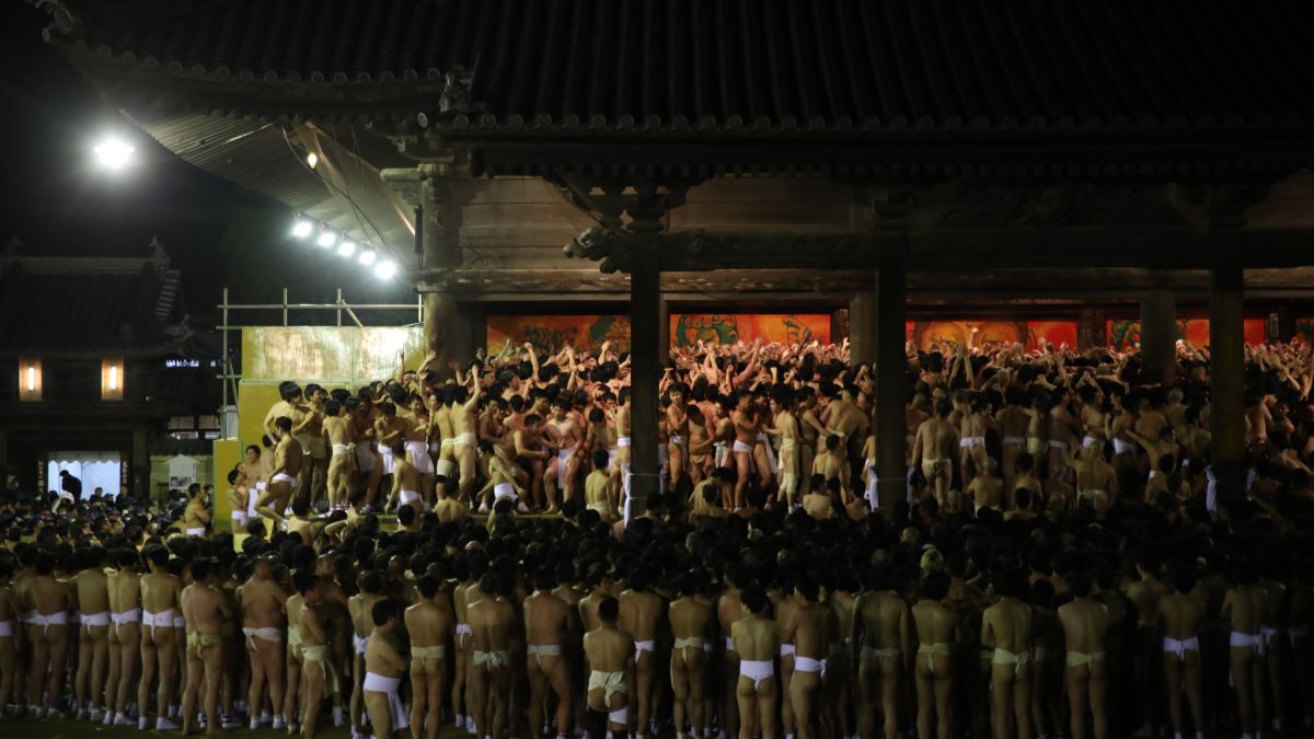 Beim Saidai-ji-Nacktfestival wetteifern bis zu 10.000 nur mit einem Lendenschurz bekleidete Männer um glücksverheißende Stöcke