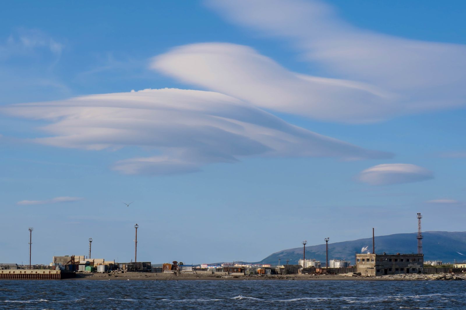 Ufo-Wolken über dem Hafen von Anadyr