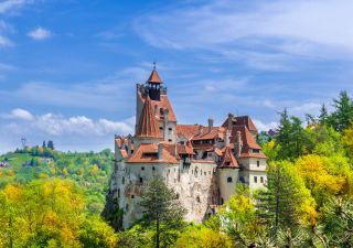 Panoramablick über Draculas mittelalterliches Schloss Bran in Rumänien - Balate Dorin