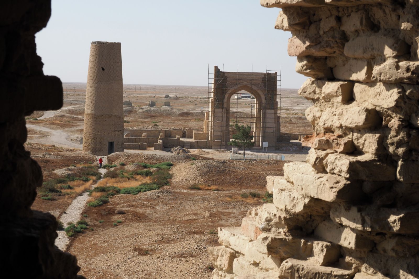 Dekhistan – von der einstigen Stadt sind neben Mauerresten nur noch zwei Minarette und der wiederausfgebaute Iwan zu besichtigen