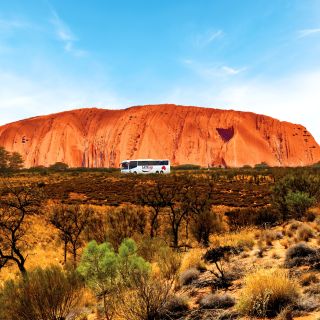 AAT Kings Busfahrt entlang des Uluru (Ayers Rock)