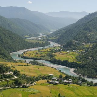 Blick auf den Fluss Mo Chuu und das Punakha Wangdue Tal