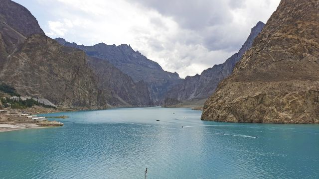 Hier liegt seit 2010 ein Teil des Karakorum Highway unter Wasser: Der Attabad-See.