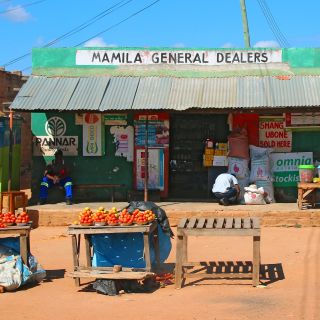Auch links und rechts des Weges gibt es in Sambia einiges zu entdecken – wie diesen typischen bunten Marktstand nahe des Kafue-Nationalparks.