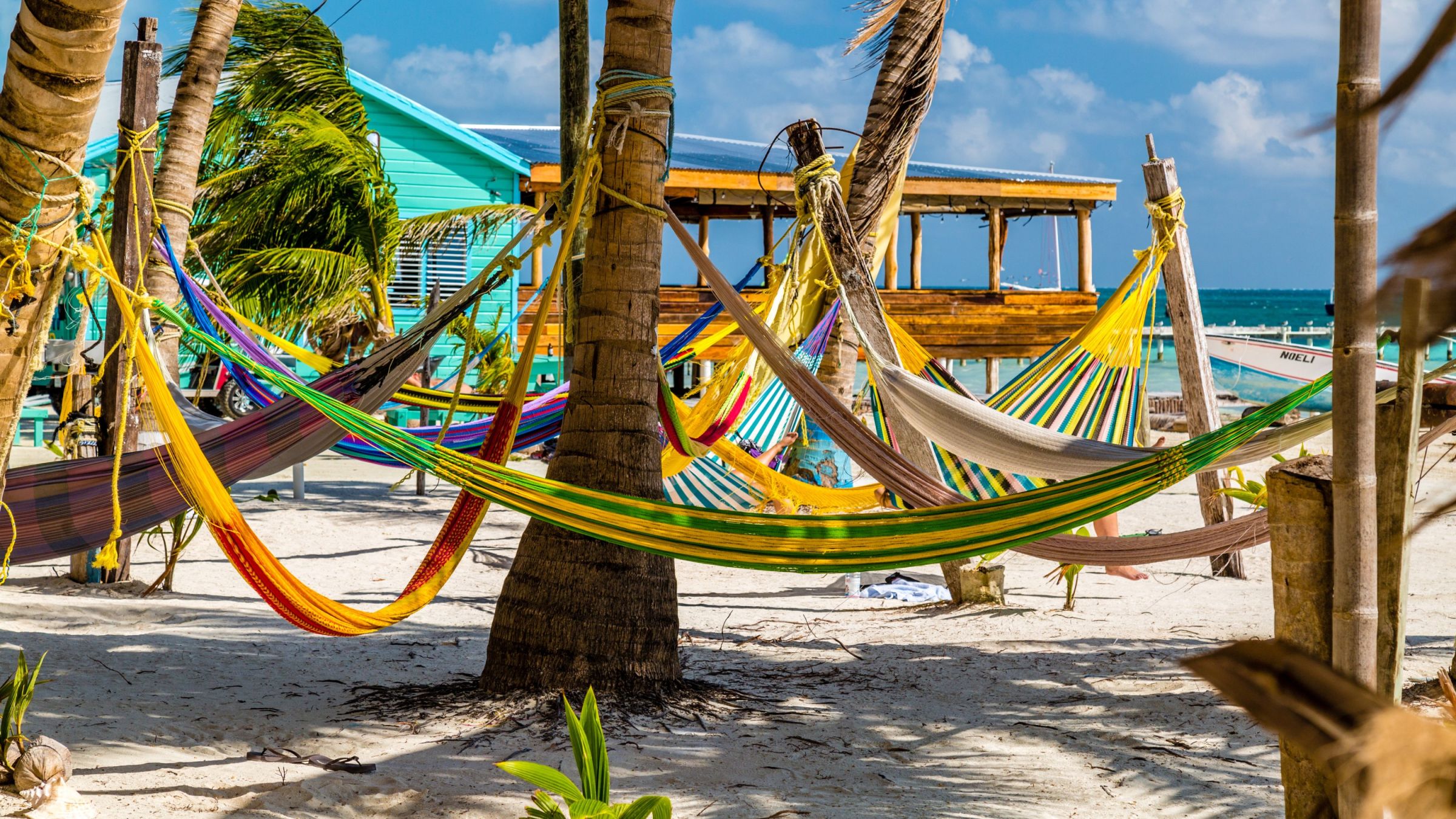 Hängemattenflair auf der karibischen Insel Caye Caulker – hier lässt es sich herrlich entspannen