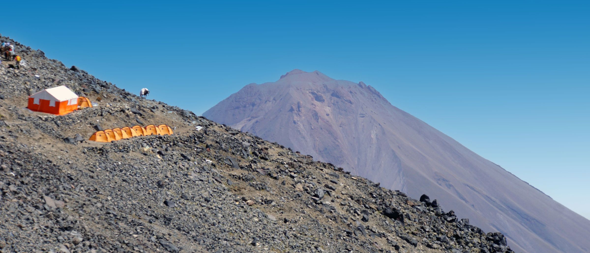 Blick über das Hochlager zum Kleinen Ararat (3896 m)