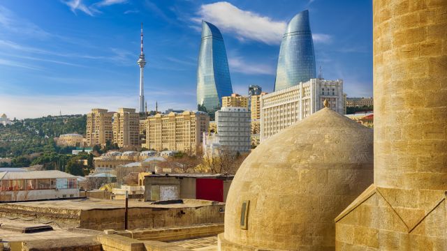 Panoramablick auf Baku - die Hauptstadt von Aserbaidschan am Ufer des Kaspischen Meeres