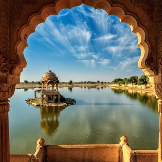 Ein wunderschöner Blick auf den Gadisar-See in Jaisalmer.