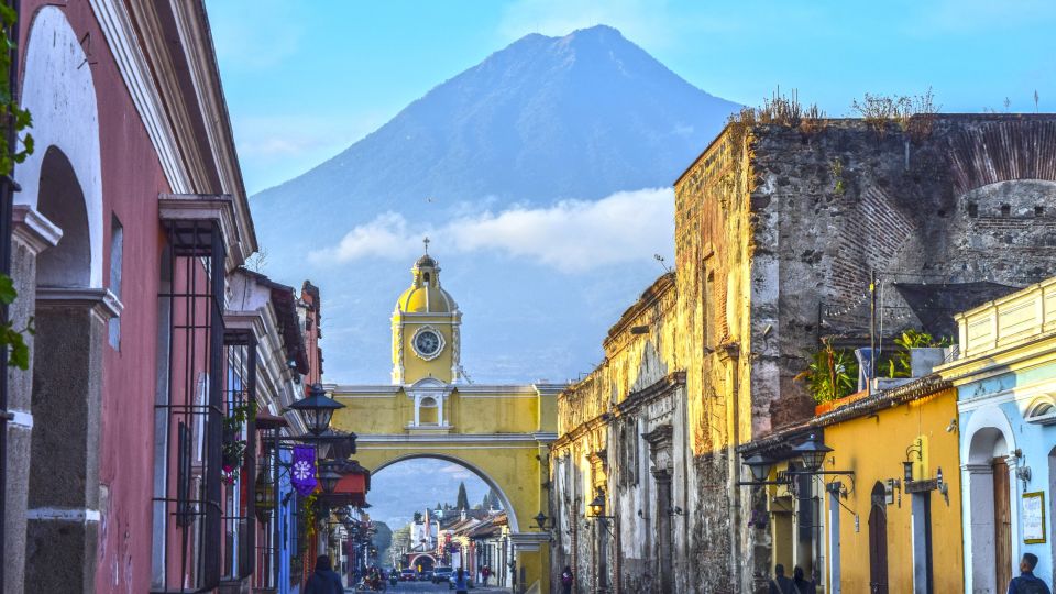 Farbenfrohe Straßen von Antigua Guatemala neben dem Vulkan Acatenango