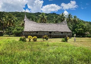 Traditionelles Ahnenhaus in Papua-Neuguinea