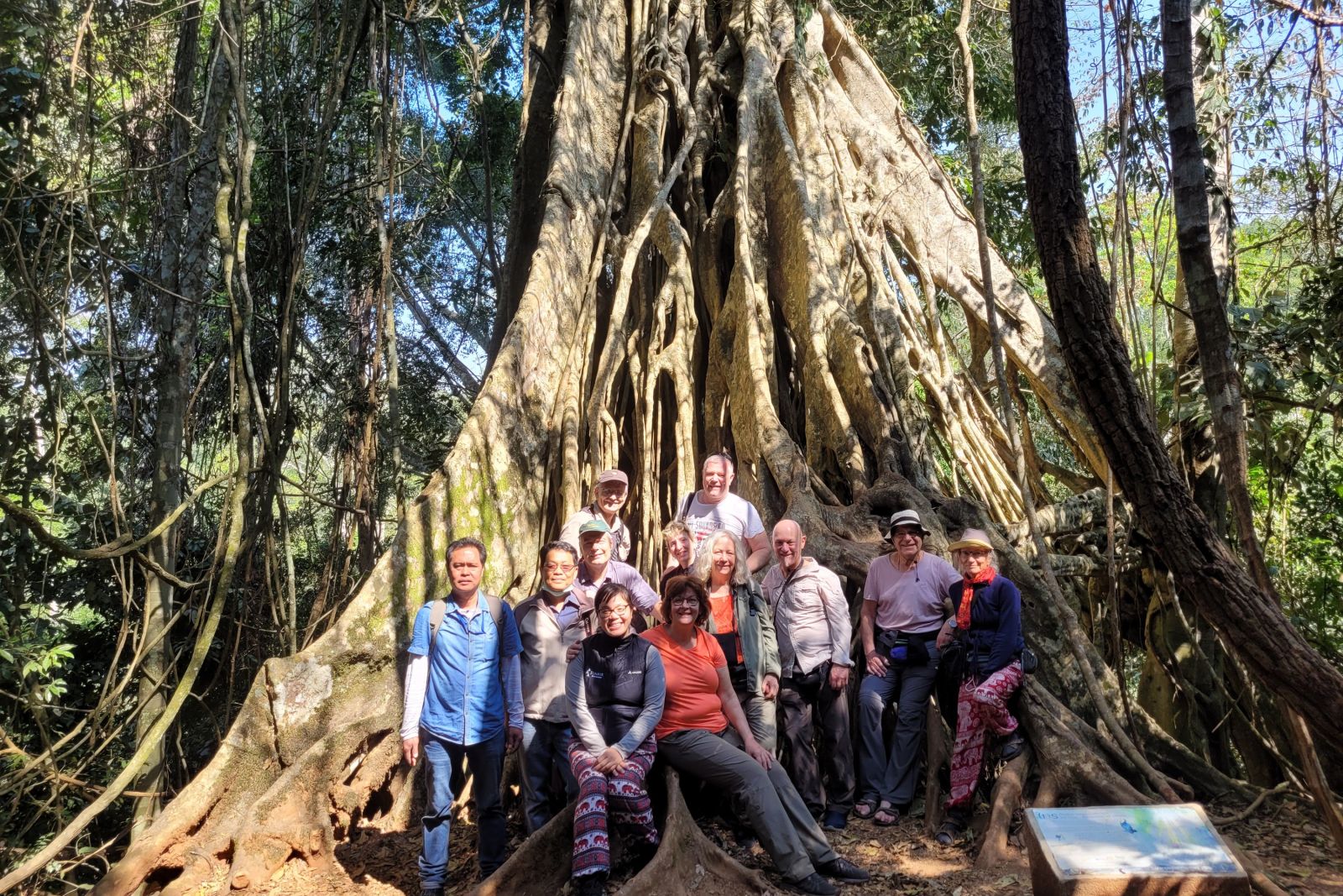 Die Reisegruppe auf einer Wanderung durch den Khao-Yai-Nationalpark