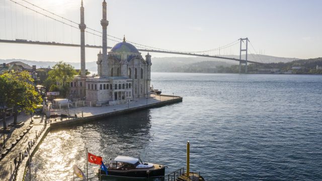 Otaköy-Moschee mit Bosporus-Brücke