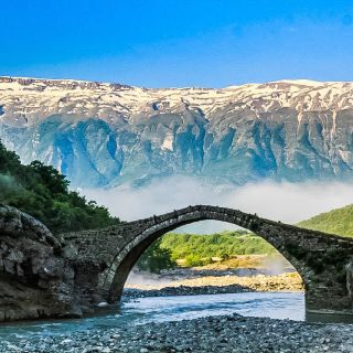 Steinbrücke Ura e Kadiut aus osmanischer Zeit am Lengarica Canyon, Südalbanien