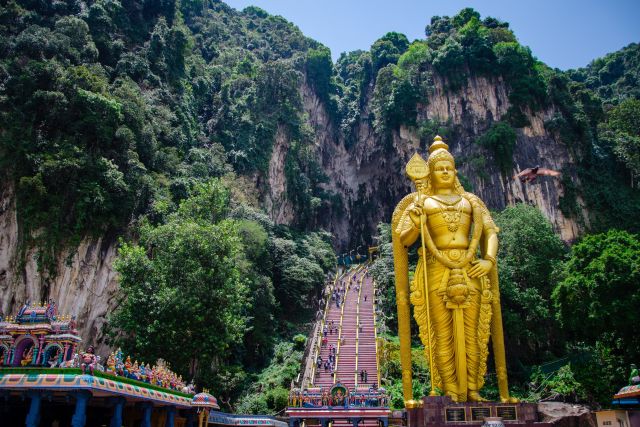 Die farbenfrohen Batu Caves mit der goldenen Murugan Statue nahe Kuala Lumpur