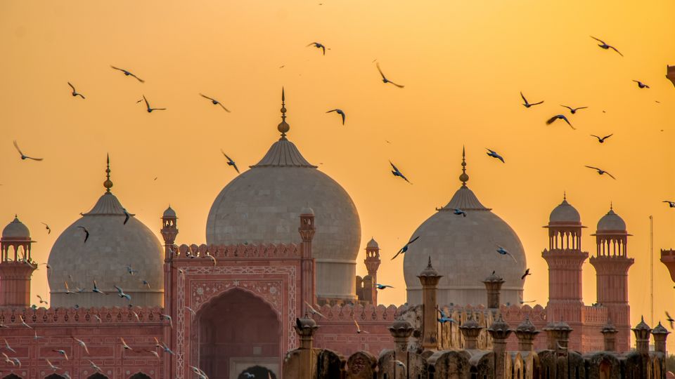 Faszinierender Blick auf die Badshahi-Moschee bei Sonnenuntergang