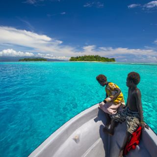 Mit dem Boot unterwegs in Papua-Neuguinea