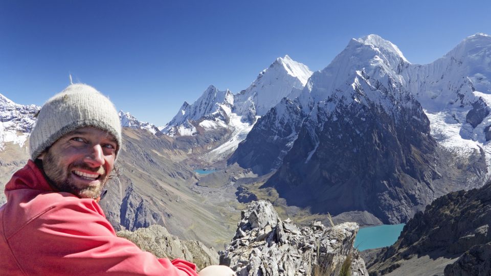 Blick auf die Cordillera Huayhuash mit DIAMIR-Reiseleiter Marcus Gempp