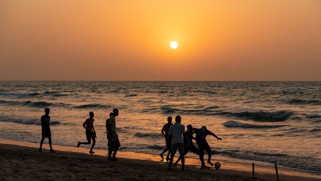 Fussball spielen am Atlantik, Senegal.