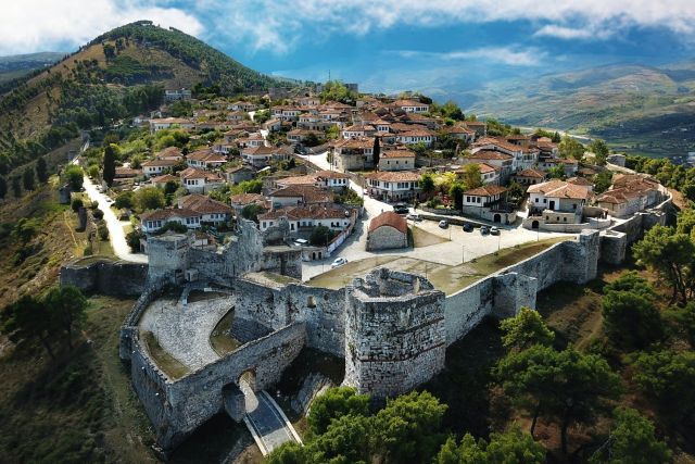 Luftansicht der Burg und Altstadt von Berat