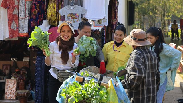 Gemüseeinkauf bei der fliegenden Händlerin in Siem Reap