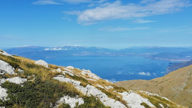 Blick vom Galicica-Nationalpark auf den Ohridsee