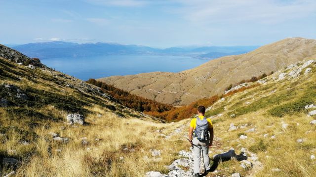 Wanderer im Galicica-Nationalpark mit Blick auf den Ohridsee