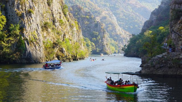Bunte Ausflugsboote im Matka Canyon nahe Skopje