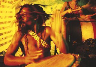 Kraftvolle Reggae-Rhythmen bestimmen den Puls der Insel