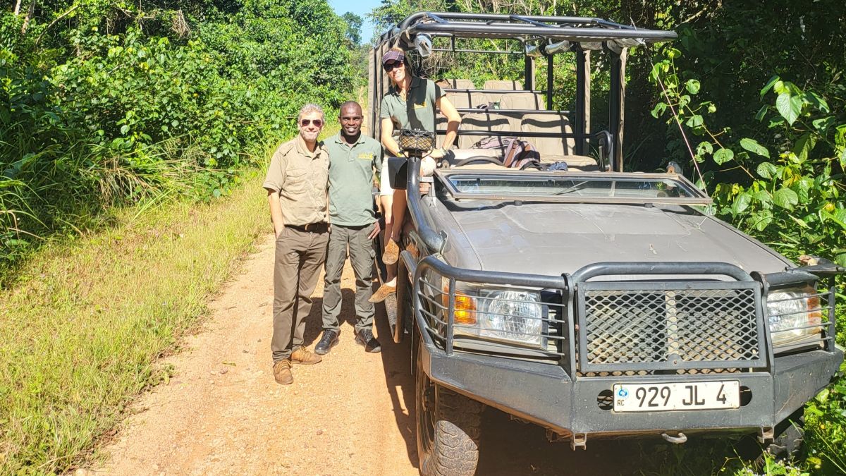 Lars Eichapfel und Crew vor Safarifahrzeug