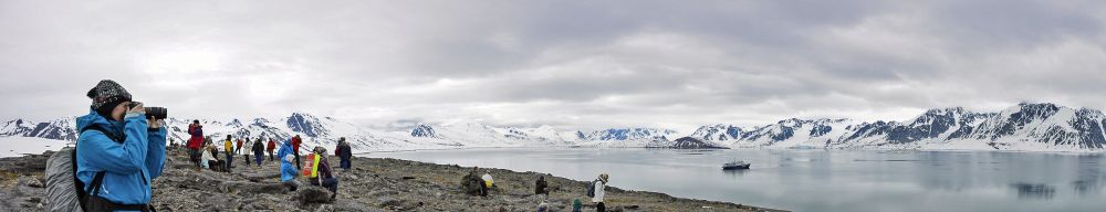 Fantastischer Blick auf den Fjord, die Berge und die Plancius, Alicehamna