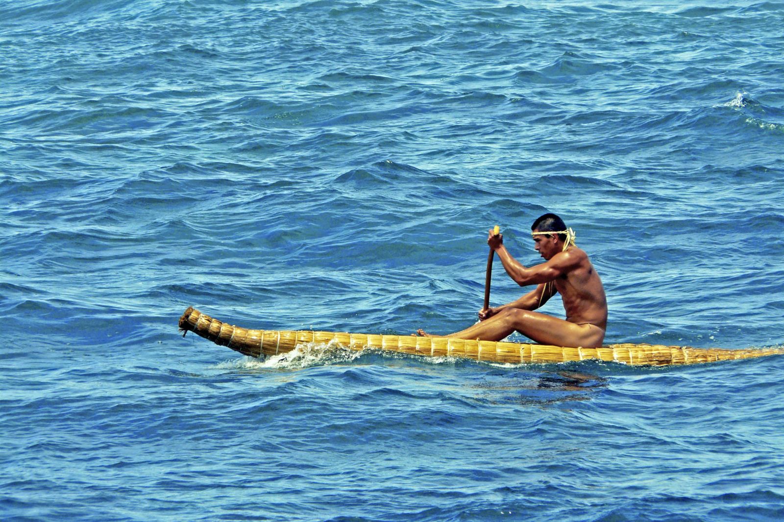 Rapa Nui auf traditionellem Pora-Floß - Osterinsel