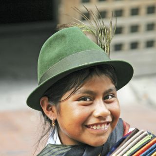 Indigena mit typischem Filzhut