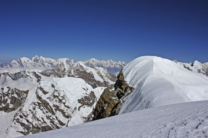 Hinter dem Gipfelplateau des Mera Peak reihen sich die hohen Berge des Himalaya. © Diamir