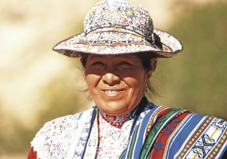 Indigene Frau mit Hut