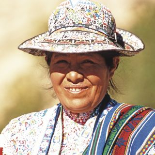 Indigene Frau mit Hut
