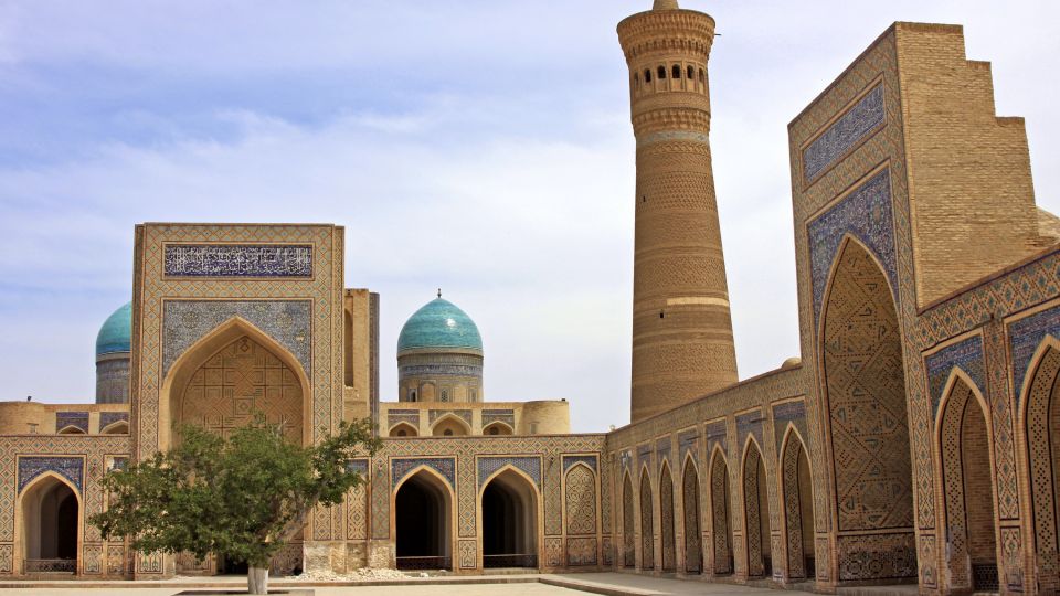 Buchara - der Kalan-Komplex mit Minarett und Moschee