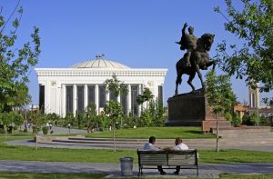 Amur Timur-Denkmal mit Kongresspalast